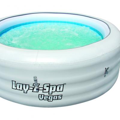 Portable inflatable hot tub
