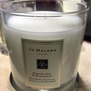 Jo Malone English Oak & Redcurrant scented candle