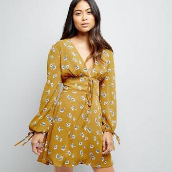Petite Yellow Floral Print Plunge Neck Lace Up Dress New Look
