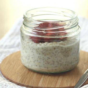 MAKE AN OVERNIGHT OAT AND CHIA BREAKFAST PUDDING