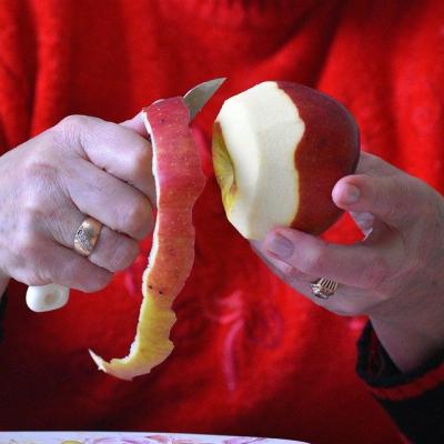Peel an apple without breaking the peel