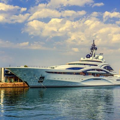 Cruise on a luxury yacht