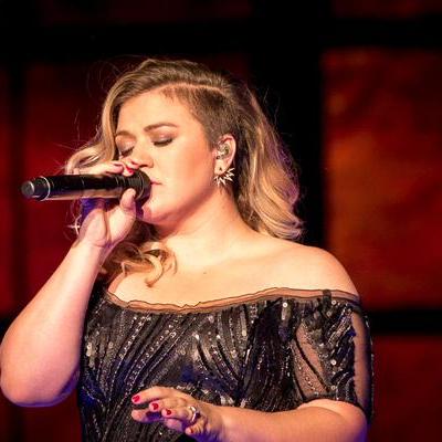 See Kelly Clarkson live on tour