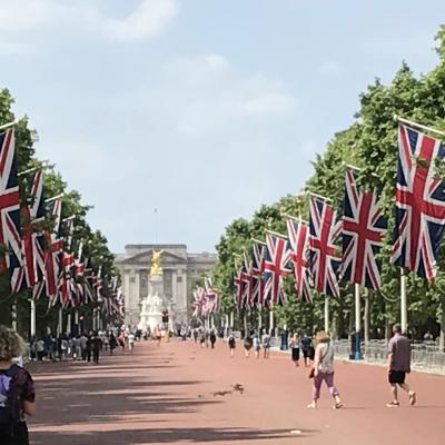 Walk along The Mall (London)