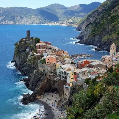 Hike between the towns of Cinque Terre