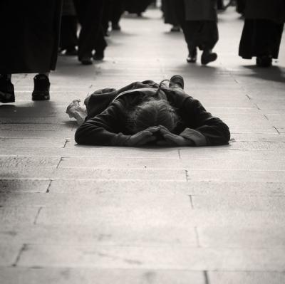 Give help to a stranger