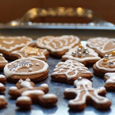 Make cookies at Christmas