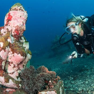 Dive an ancient ruin