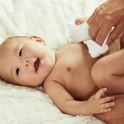 Change a baby's nappy