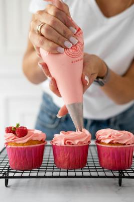 Learn how to decorate cupcakes