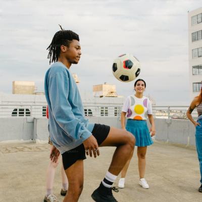 Do 100 keepie-uppies