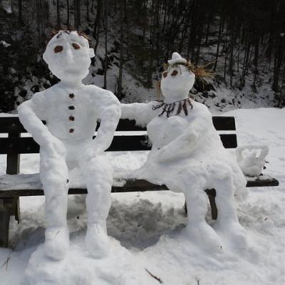 Build a snow couple