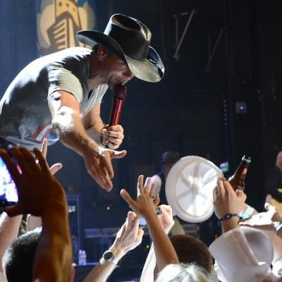 See Tim Mcgraw perform live