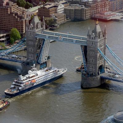 Cruisel under Tower Bridge