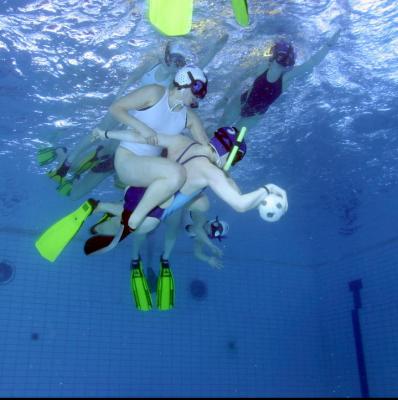 Play Underwater rugby