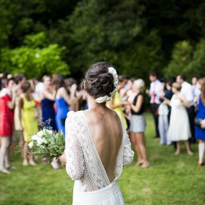 Catch a bride's wedding bouquet
